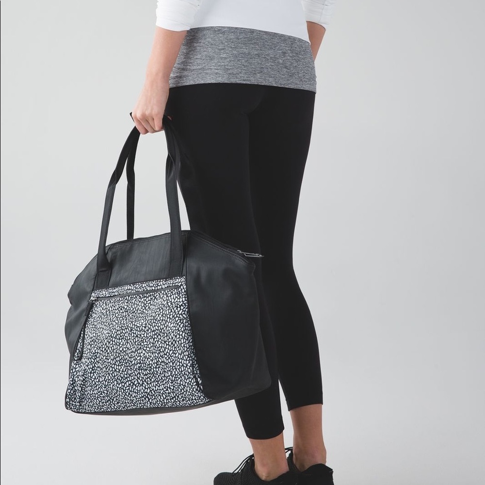 RARE HTF Pristine Lululemon Free To Be Bag in Miss Mosaic - Picture 4 of 15